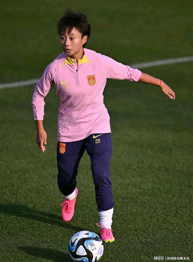 足球比赛中女性运动员的灵活身姿令人惊叹