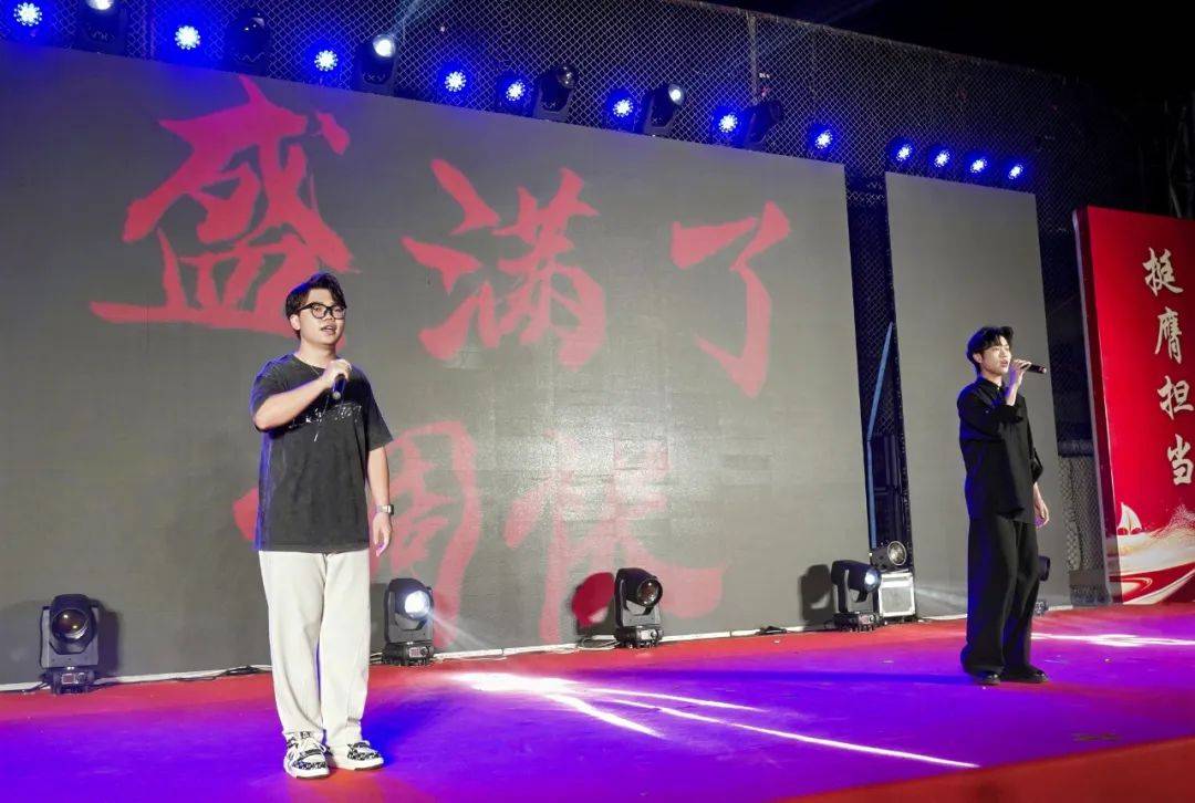 绿紫对决，比赛节奏紧凑，观众热情高涨的简单介绍